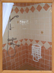 Salle de bain quipe pour mobilit rduite - Auberge des Montauds, Hotel **  Villard de Lans